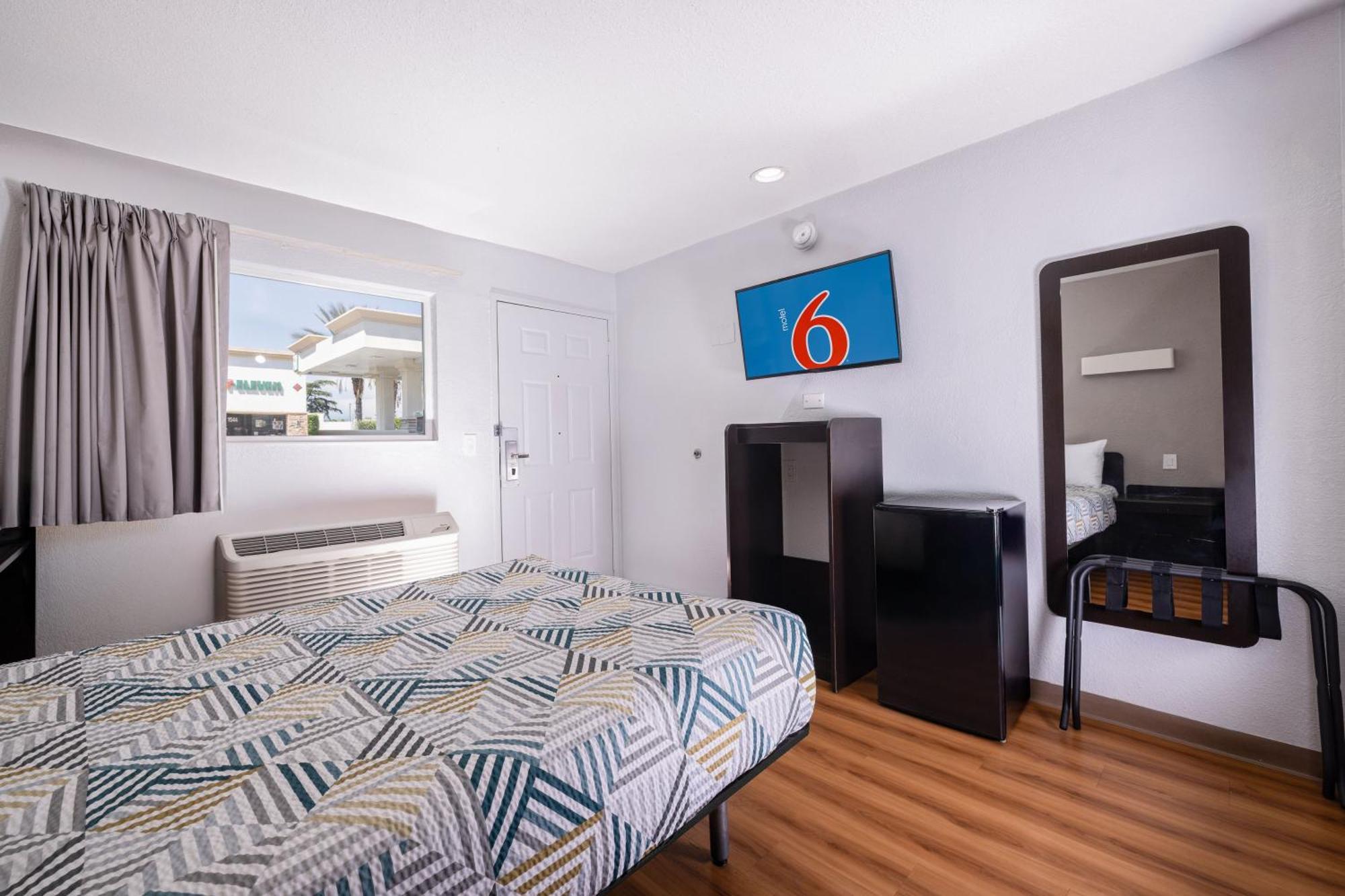 Motel 6 Ontario Airport Экстерьер фото