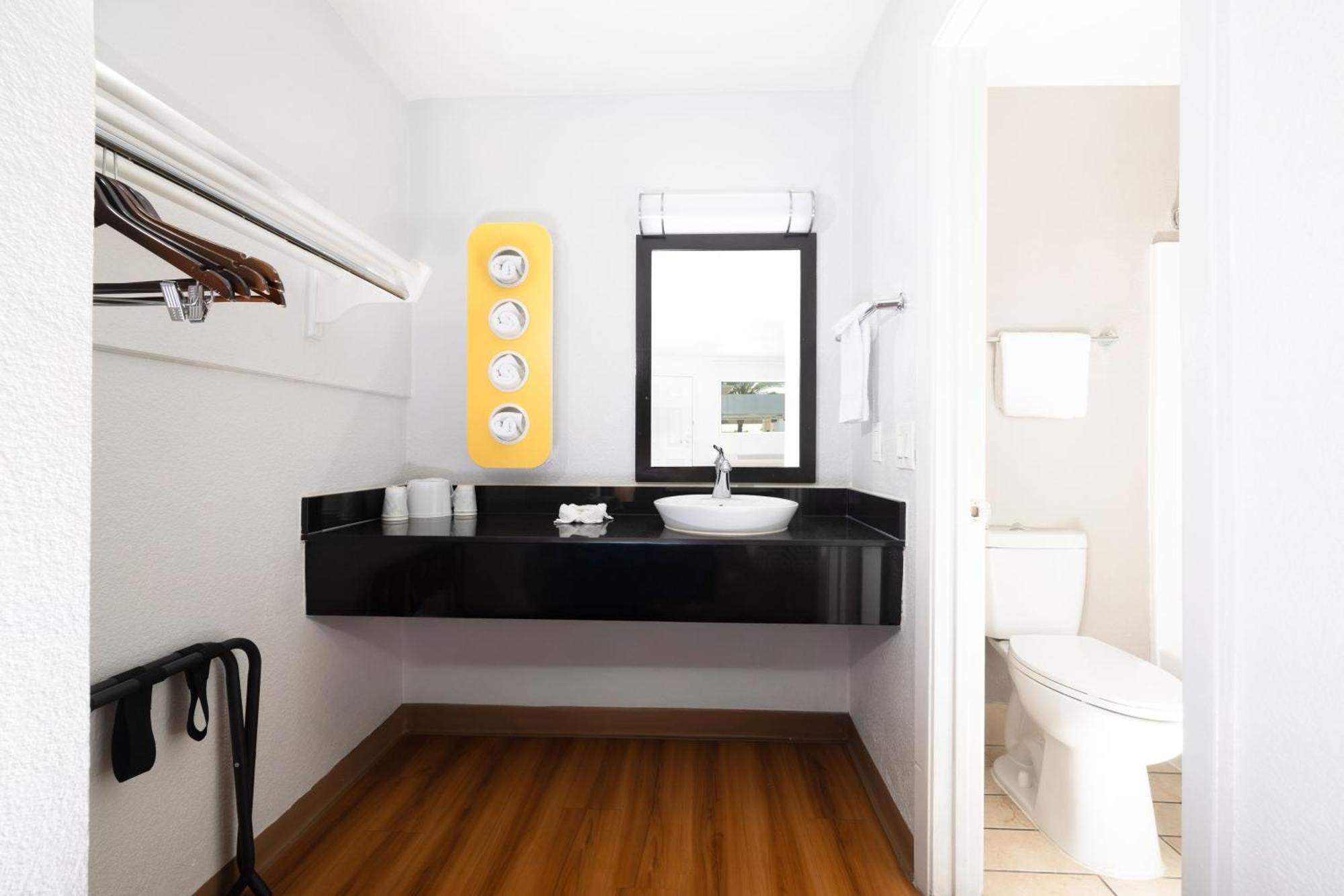 Motel 6 Ontario Airport Экстерьер фото