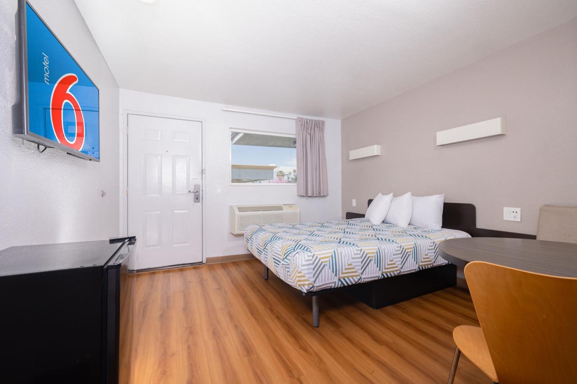 Motel 6 Ontario Airport Экстерьер фото