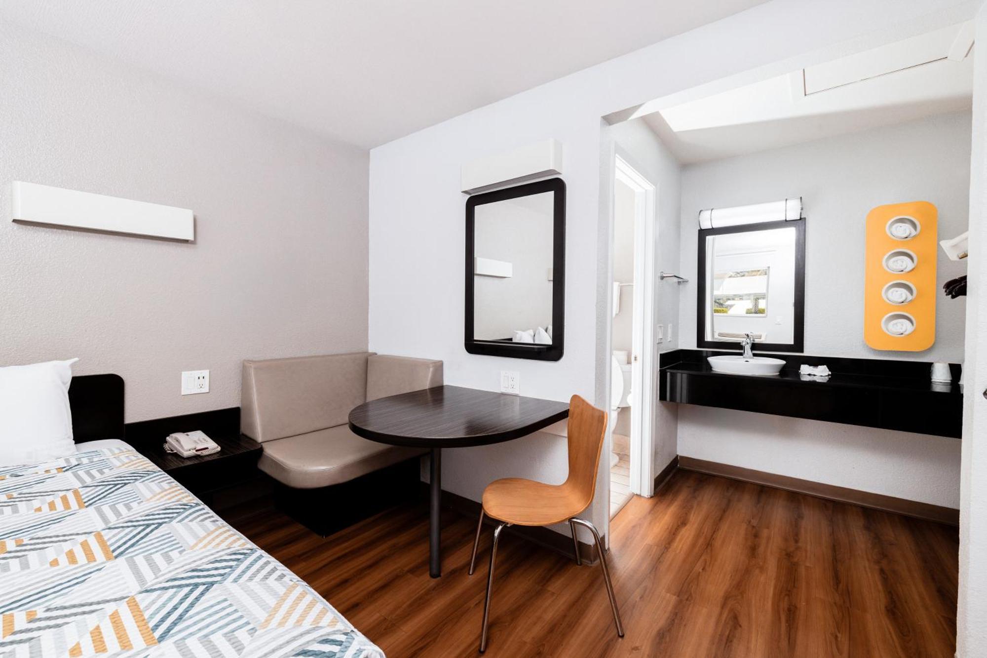 Motel 6 Ontario Airport Экстерьер фото