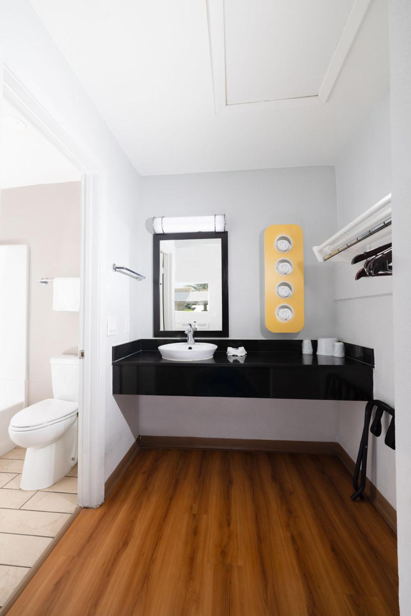 Motel 6 Ontario Airport Экстерьер фото
